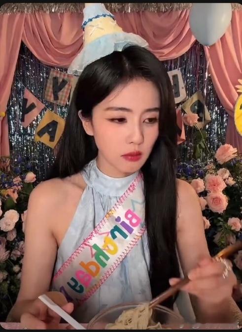 白鹿吃面都不敢看镜头了白鹿在生日直播收到妈妈煮的长寿面，因为过往网友对她吃相的评