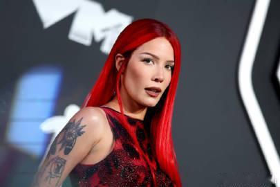 #猴西被唱片公司高管偷看私密照#猴西 Halsey 曾被一位唱片公司高管偷看隐私