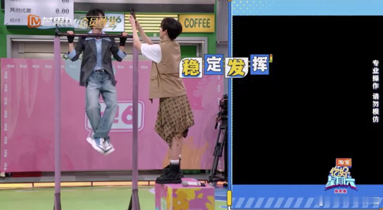 文韬这波帅得毫不费力被文韬引体向上时的状态狠狠圈粉，动作标准流畅身形挺拔，小小一