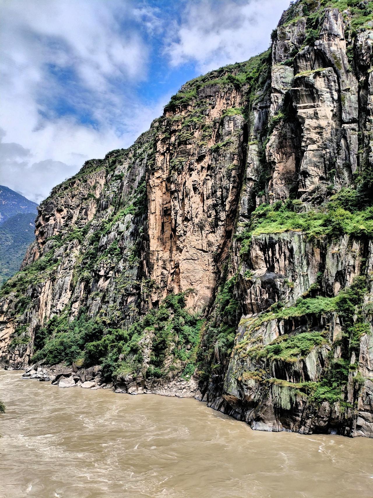 壮丽山河，大自然的鬼斧神工！站在这绝壁之畔，每一眼望去都是震撼。那陡峭的崖壁，像