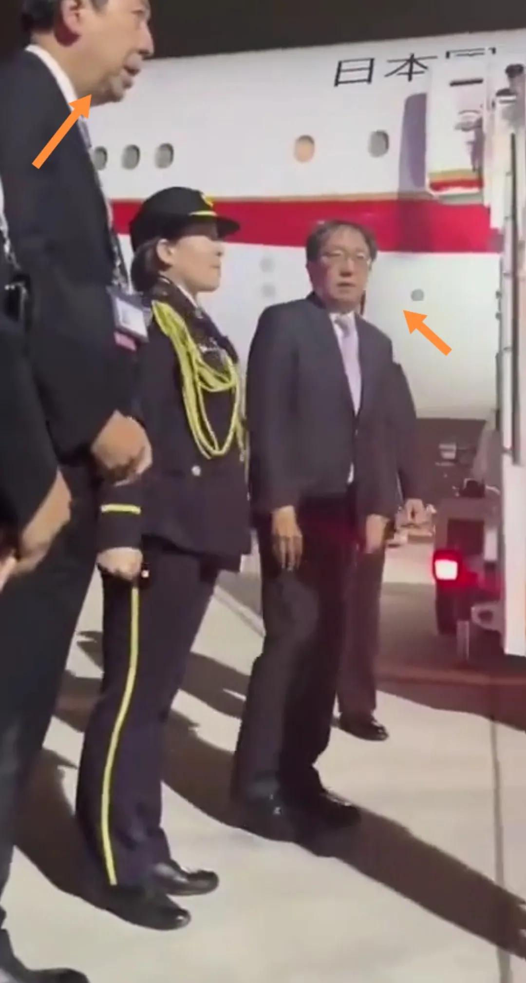 机场迎接高市早苗的两位日本驻美工作人员。