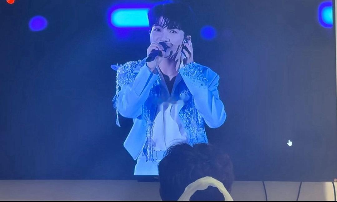 登上苏超舞台周深说每个人都是主角 体育与音乐双向奔赴，周深歌声治愈又热血，愿每个