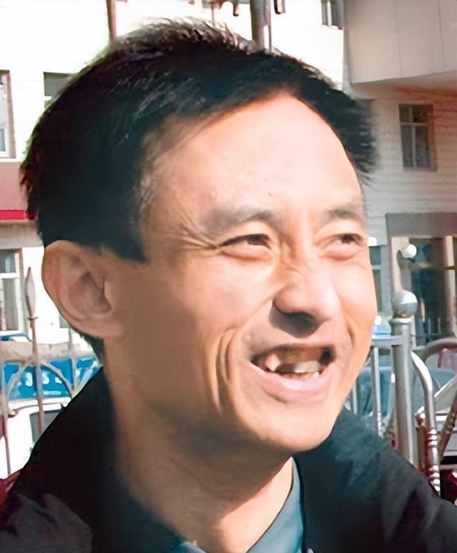 2002年在河北唐山，民警郭精忠和他老婆在家遭蒙面坏人偷袭，俩人都受了重伤，眼看