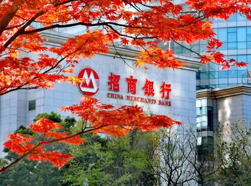 目前公认最稳定的职业：

第一、国家公务员
第二、公立医院医务人员
第三、能源／