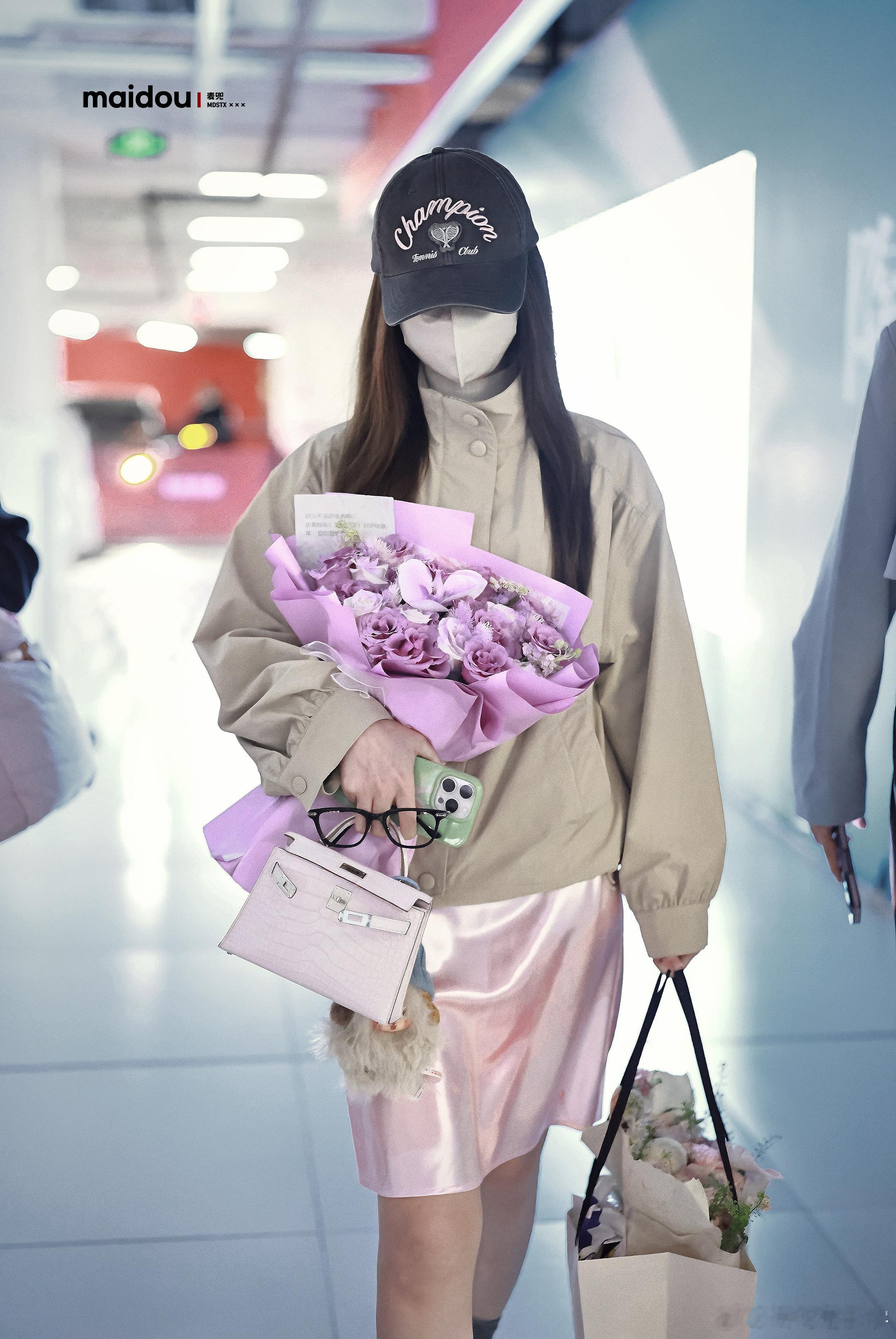 𝟐𝟎𝟐𝟔𝟎𝟗𝟏𝟒𝐩𝐞𝐤🛬姐，杀青快乐好好休息[抱抱]毛晓