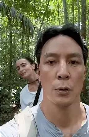 吴彦祖一家共用一张脸，吴彦祖人到中年真的没有年轻时候帅气了，变化太大。
吴彦祖和