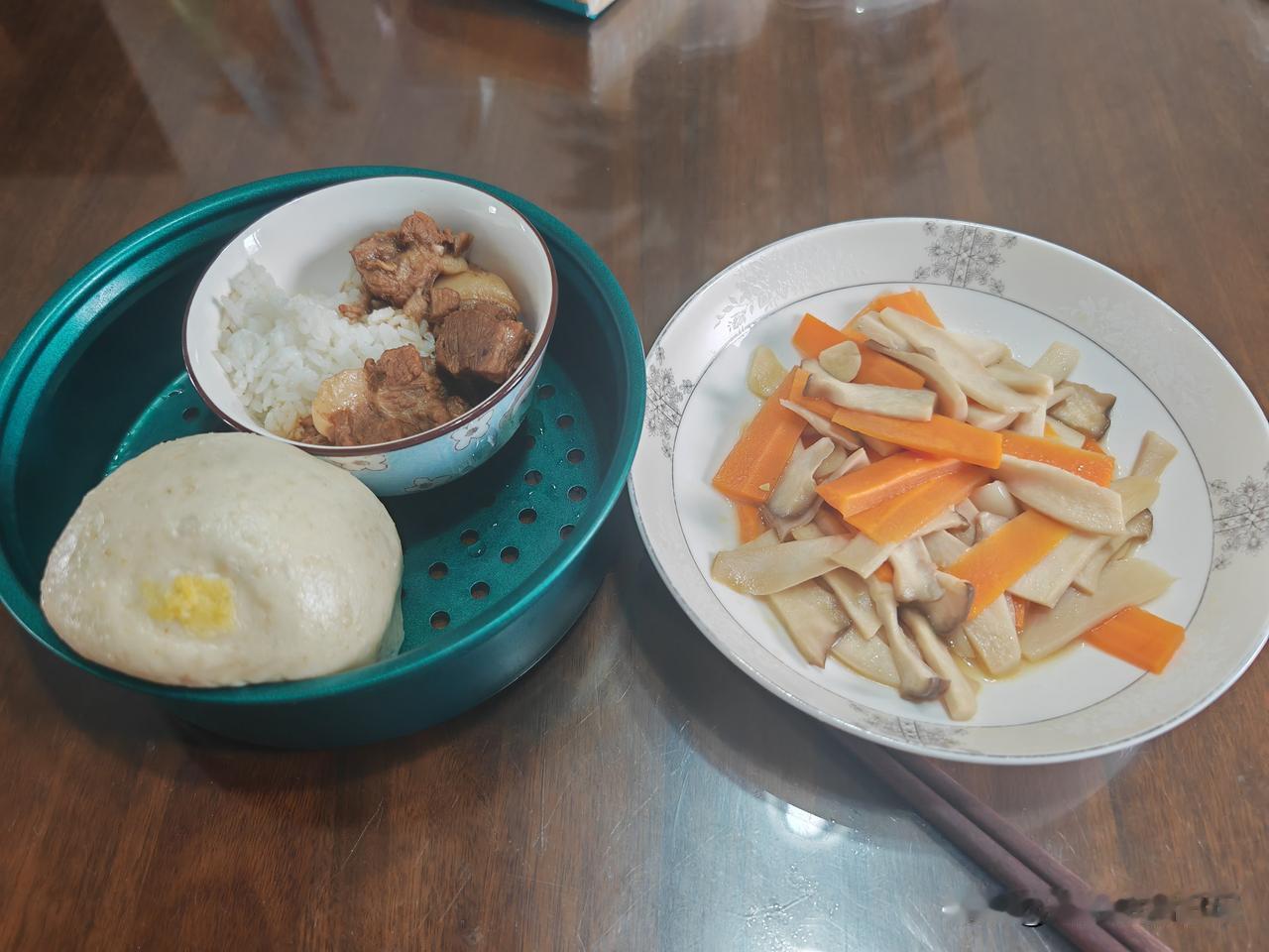 在上海生活，午饭几乎都是我自己吃饭，有时候对付一口，有时候给自己吃的精细一点，毕