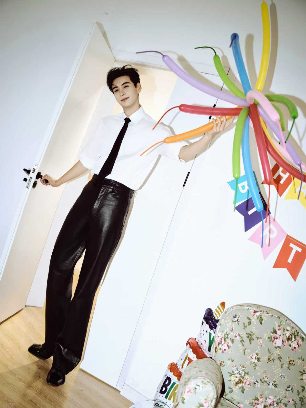 陈星旭30岁生日大片  陈星旭30岁生日大片来啦！ 白衬衫黑色皮裤造型尽显熟男魅