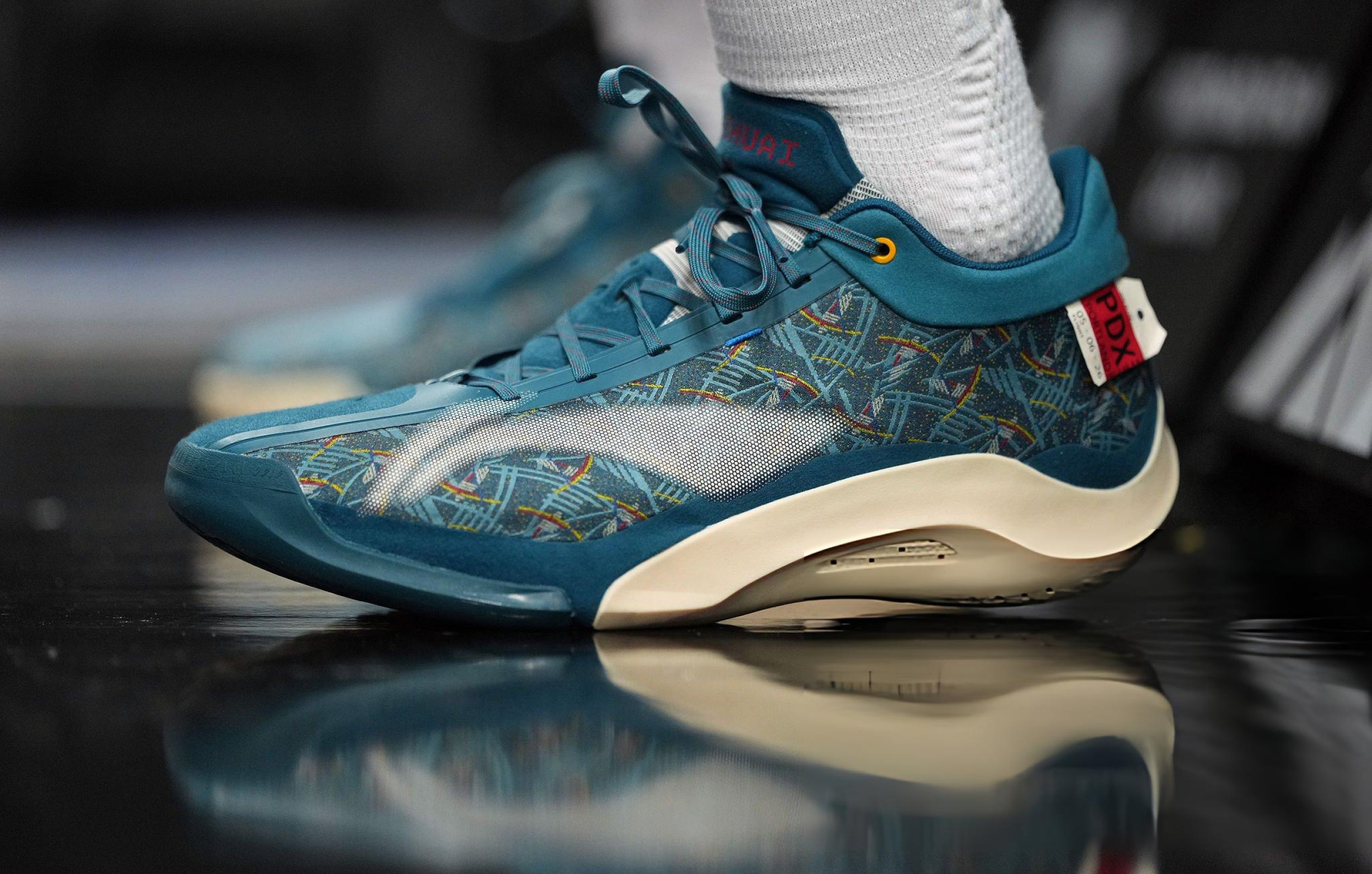 杨瀚森今日上脚的驭帅20 PE配色  颜色灵感来自很有特色和标志性的波特兰机场地