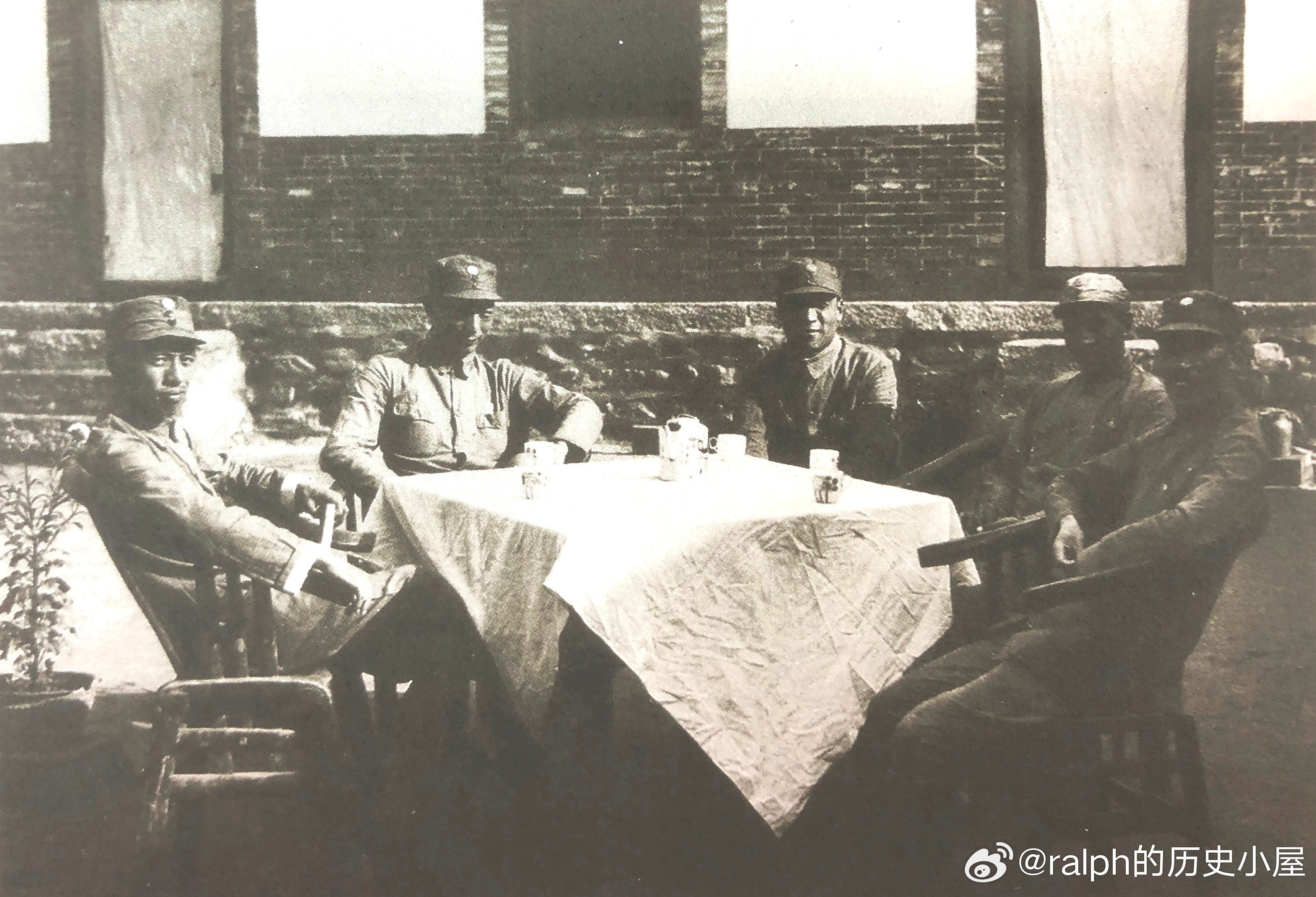 1940年夏聂荣臻在唐县和家庄与晋察冀军区司令部干部商谈工作，左起陈伯钧、聂荣臻