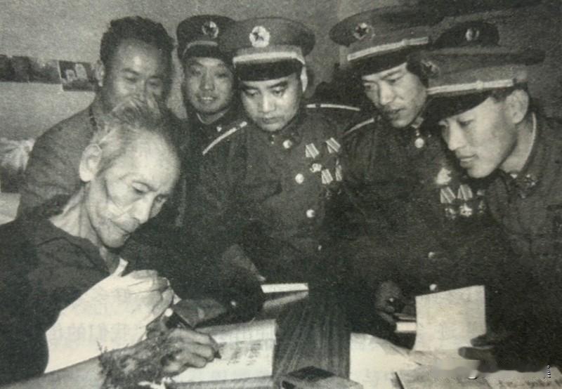 1990年，被誉为“中国的保尔·柯察金”的吴运铎为学习雷锋标兵张子祥、李润虎、朱