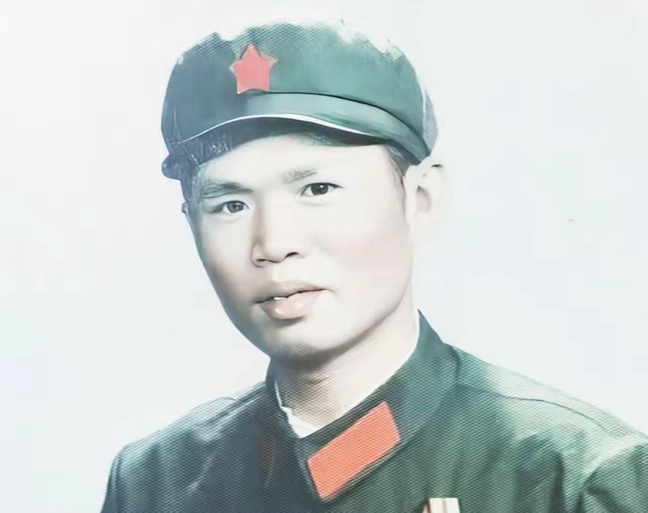 战斗英雄龙洪春：弃军校前程，只为扛起生死承诺

1982年，手握两枚一等功、保送