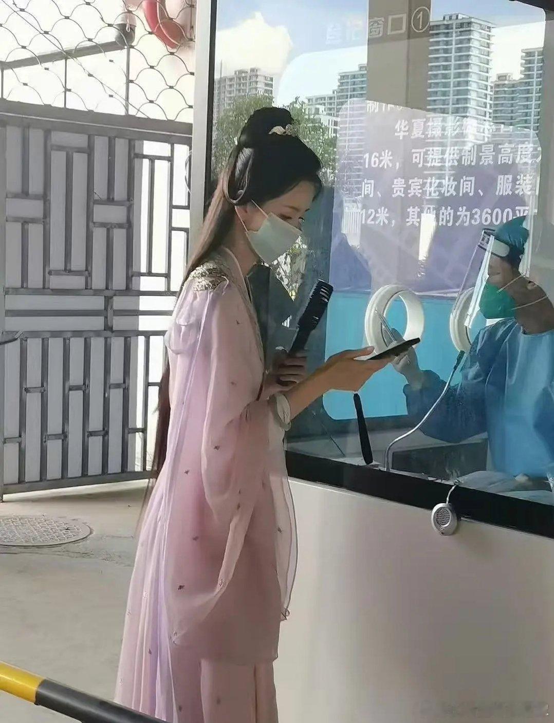 陈都灵很适合古装，内娱绝大部分女明星都很瘦但很少有人是这种弱柳扶风的感觉～ 