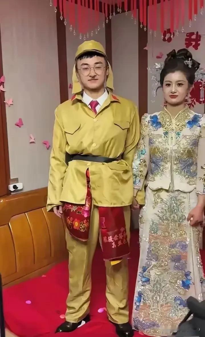 看到此图心中有五个疑问！
一：新郎是何居心？
二：结婚本是喜庆的日子，新郎为何打