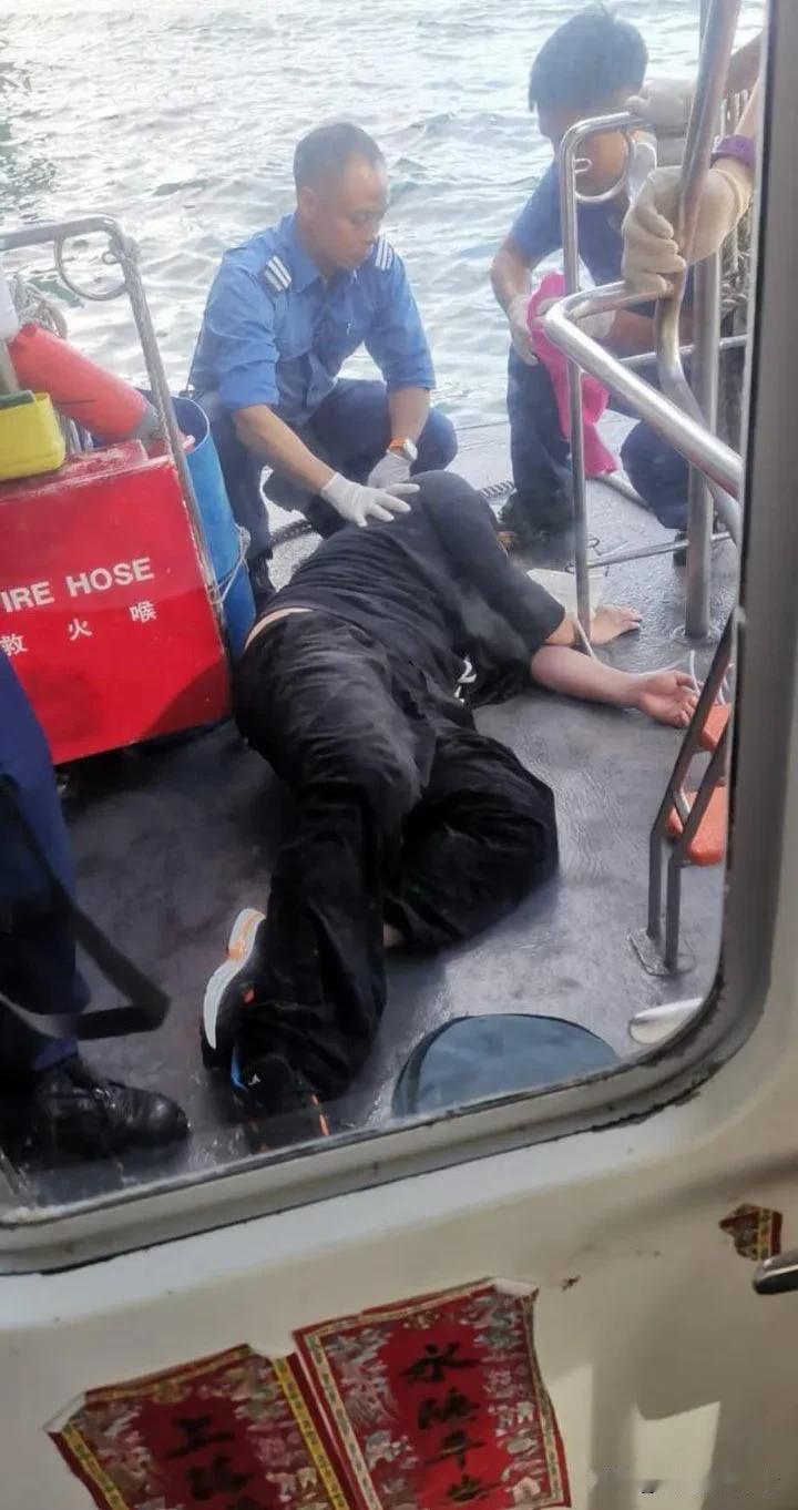香港顶流姜涛竟然坠海，好在被附近的船家发现，打捞上来送医院救治，已经脱离危险。据
