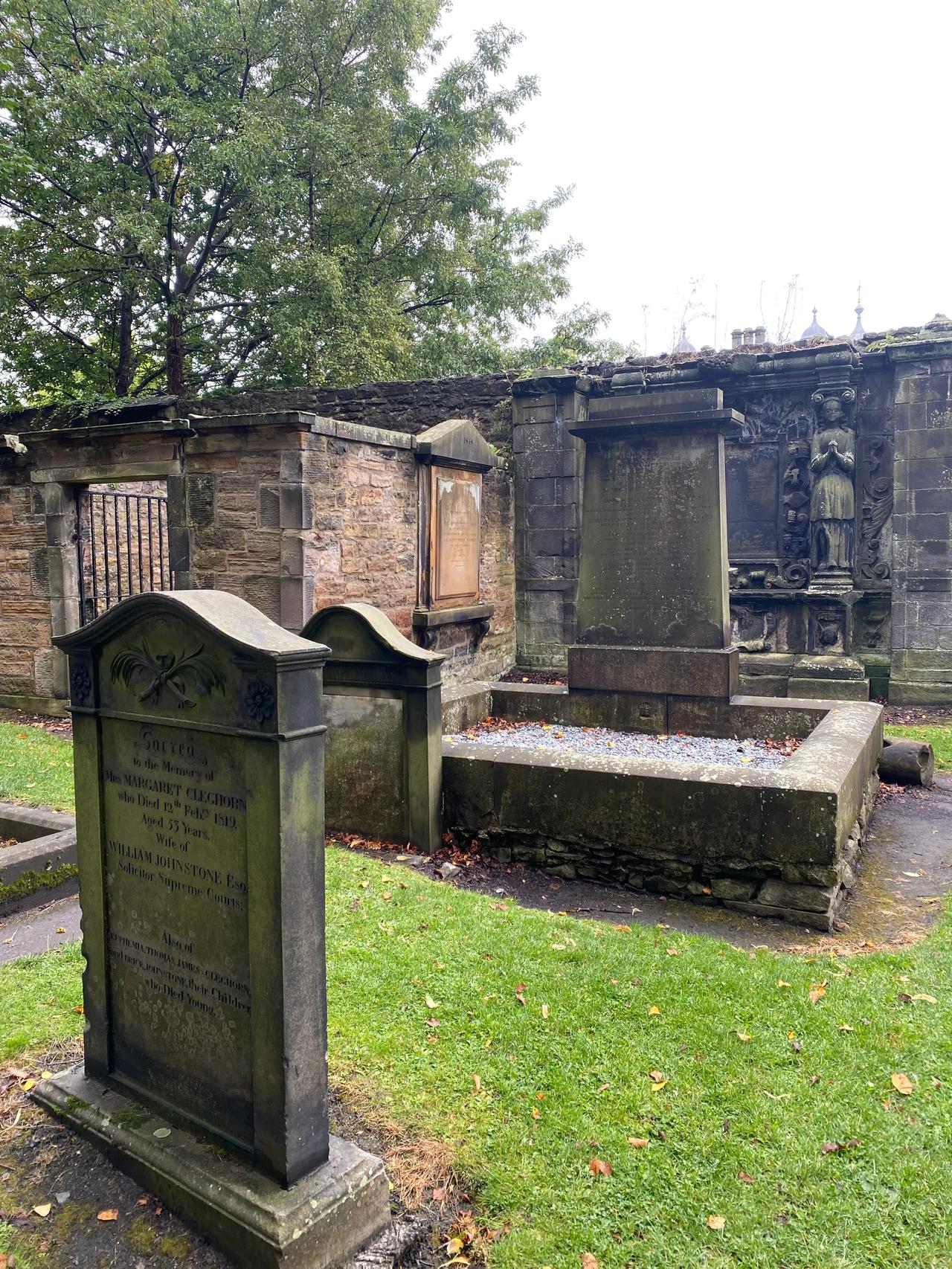 爱丁堡的一个公园，居然是个坟场！