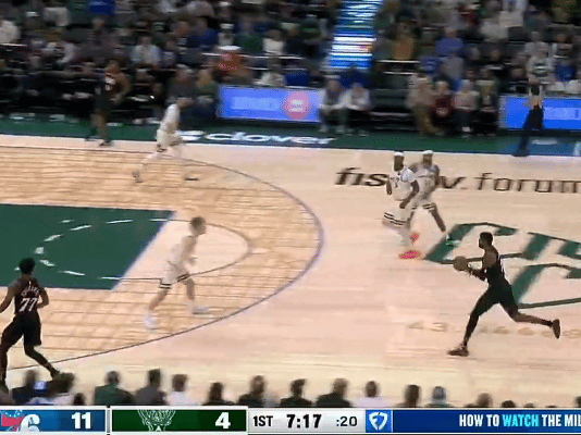 状态火热！保罗乔治开局连得11分！
在今天NBA常规赛费城对阵雄鹿的第一节比赛中