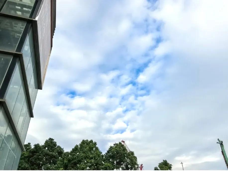 来深圳3年，口袋空空我终于决定回老家了。
 
三年前揣着“靠自己找份好工作”的念