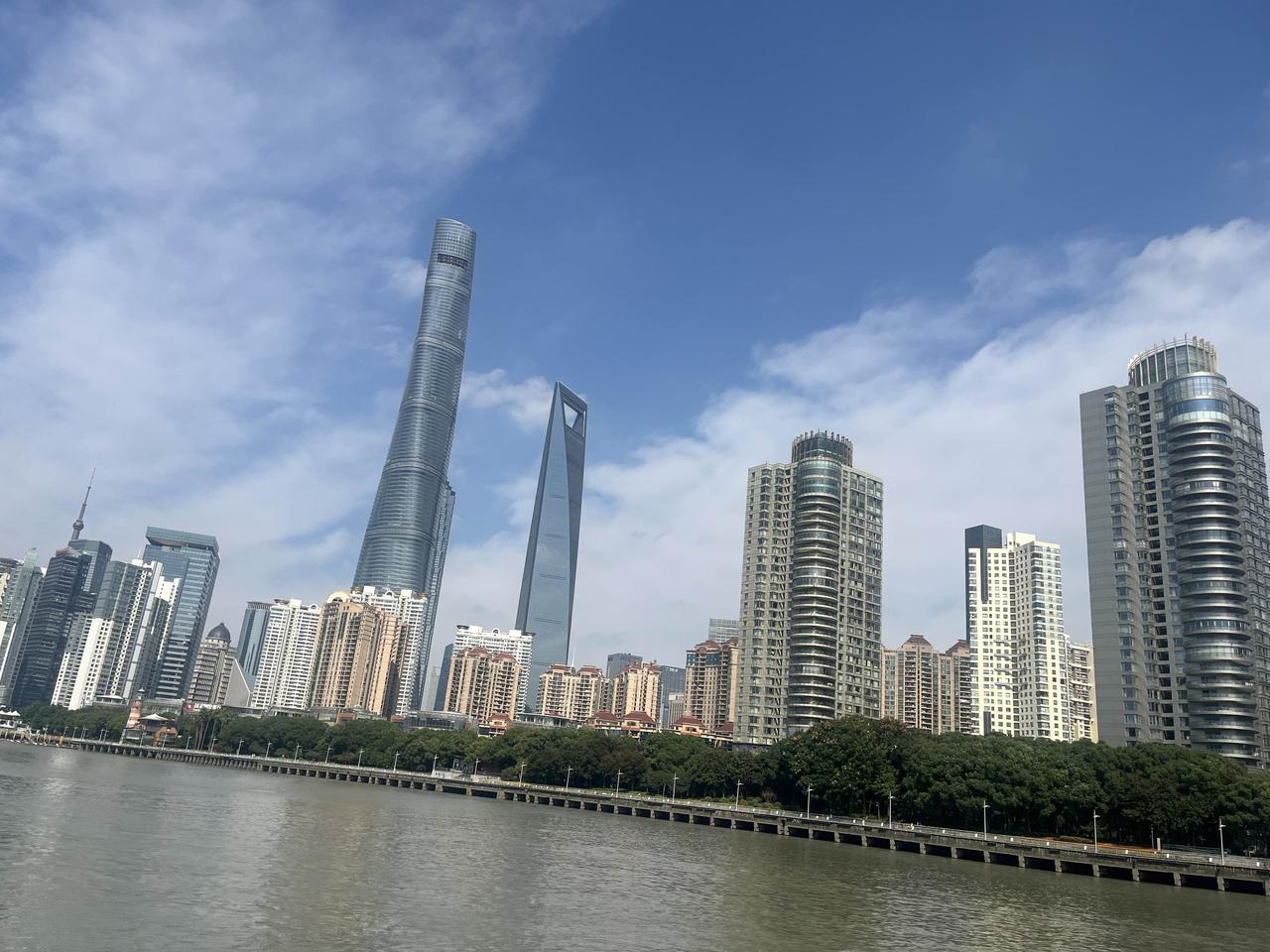 作者加速成长计划街拍上海，今天九九重阳节，按来说已是秋天，但气温直接飙升到了32