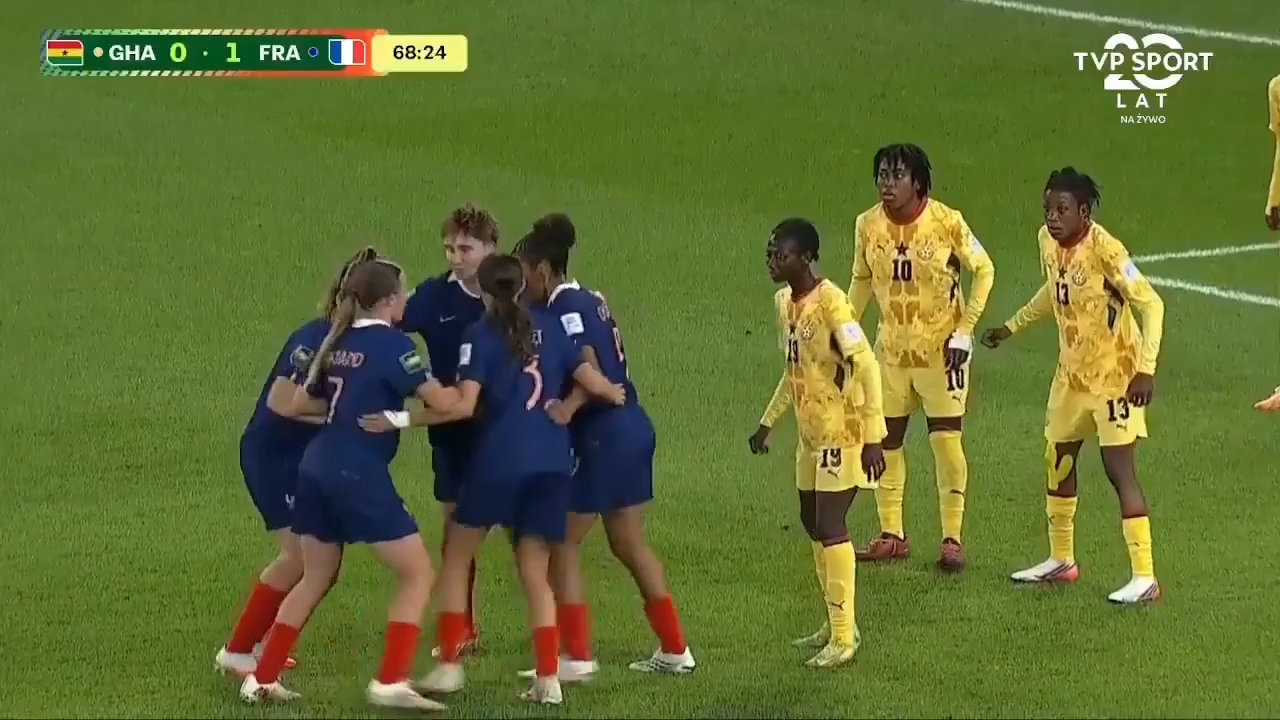 女足世界杯上演转圈圈破门 法国队获得角球后，五名球员突然围成一圈开始集体转圈，加