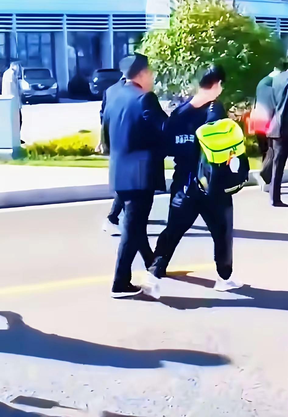 看到国梁主席拍着莎莎后背，一边走一边聊，像极了老父亲接孩子放学一般。

在国梁眼