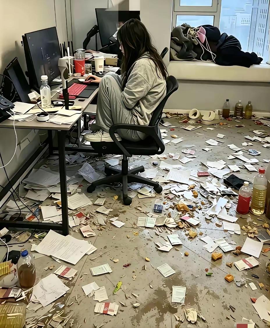 幸福女孩玩电脑，满地的金银财宝，现实社会真不少，都是父母手中宝！