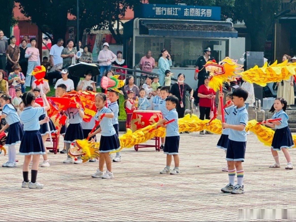 台州幼童以非遗为媒触摸传统文化舞滚龙、剪窗花、学刺绣！椒江萌娃走进非遗文化节，解