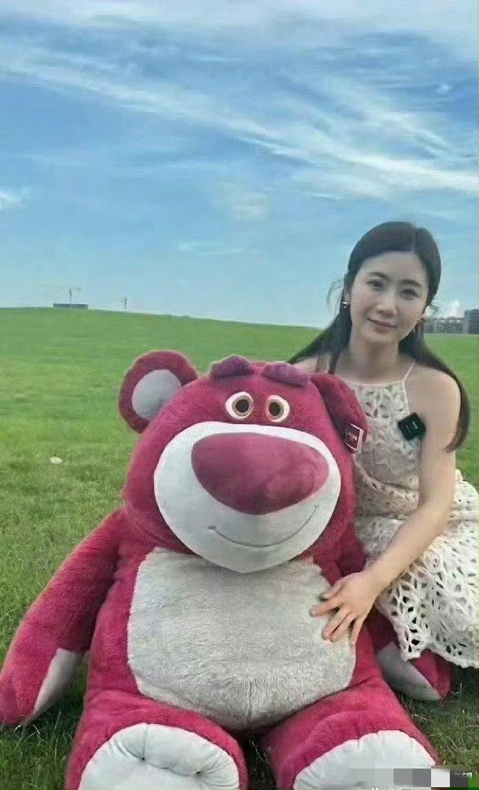 福原爱离婚后整个人焕然一新，仿佛脱胎换骨。从她的神情中，能明显感受到一种发自内心