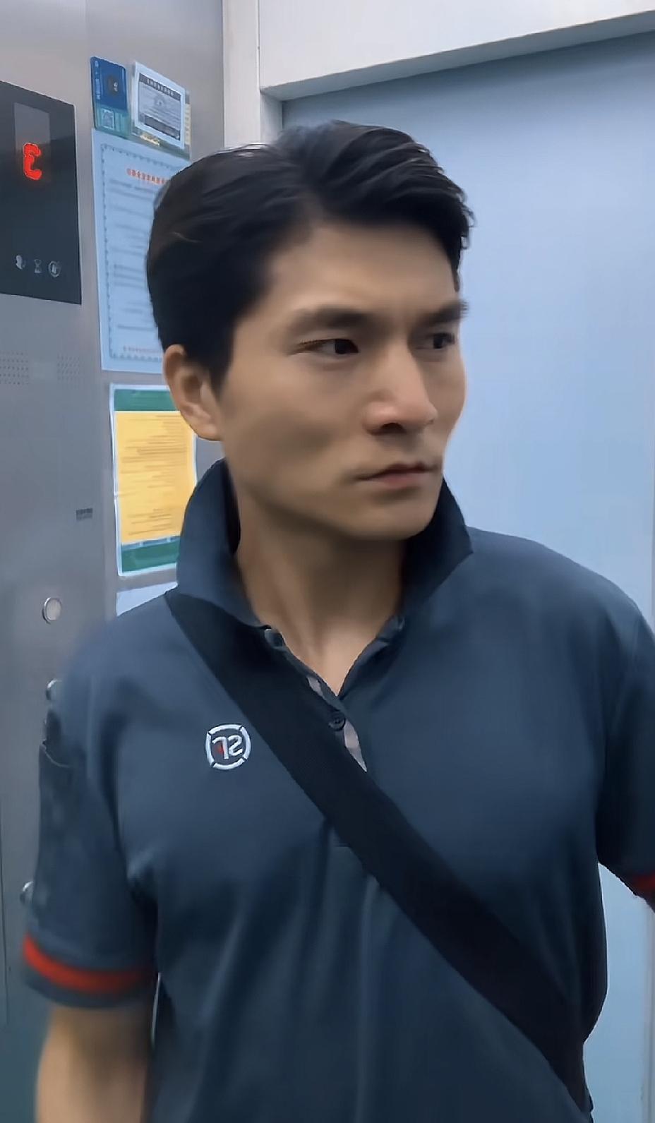 你看这位帅哥，长得像那位当红明星？

可惜命运捉弄人，他干的是顺丰快递差活……