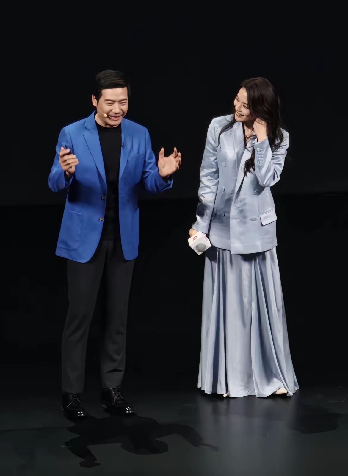 雷军这是看到舒淇害羞了吗？
 
小米汽车SU7发布会现场，雷总和舒淇同框，他站在