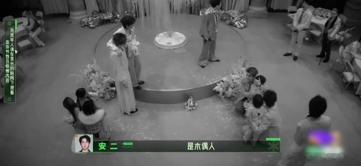 张凌赫黑暗中的第一反应录制过程意外熄灯，四周瞬间漆黑，惊悚道具随之显现，张凌赫第