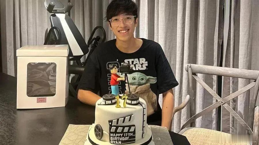 李克勤的儿子已经17岁了！蛋糕是电影拍摄的元素，以后会不会做导演呢[喵喵] ​​