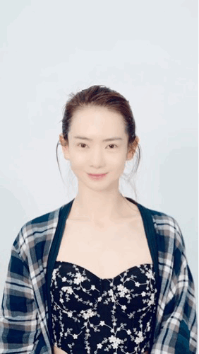 #戚薇妆前妆后# 戚薇总是能带着惊喜出现！这妆前好素好美！妆后好有美貌冲击感！这