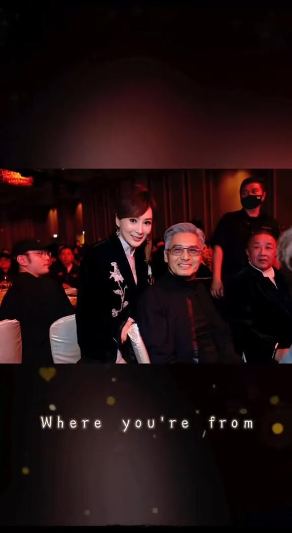 周润发、曾志伟两大影帝世纪同框，头贴头合影，一人被美女环绕，勾起观众对《精装追女
