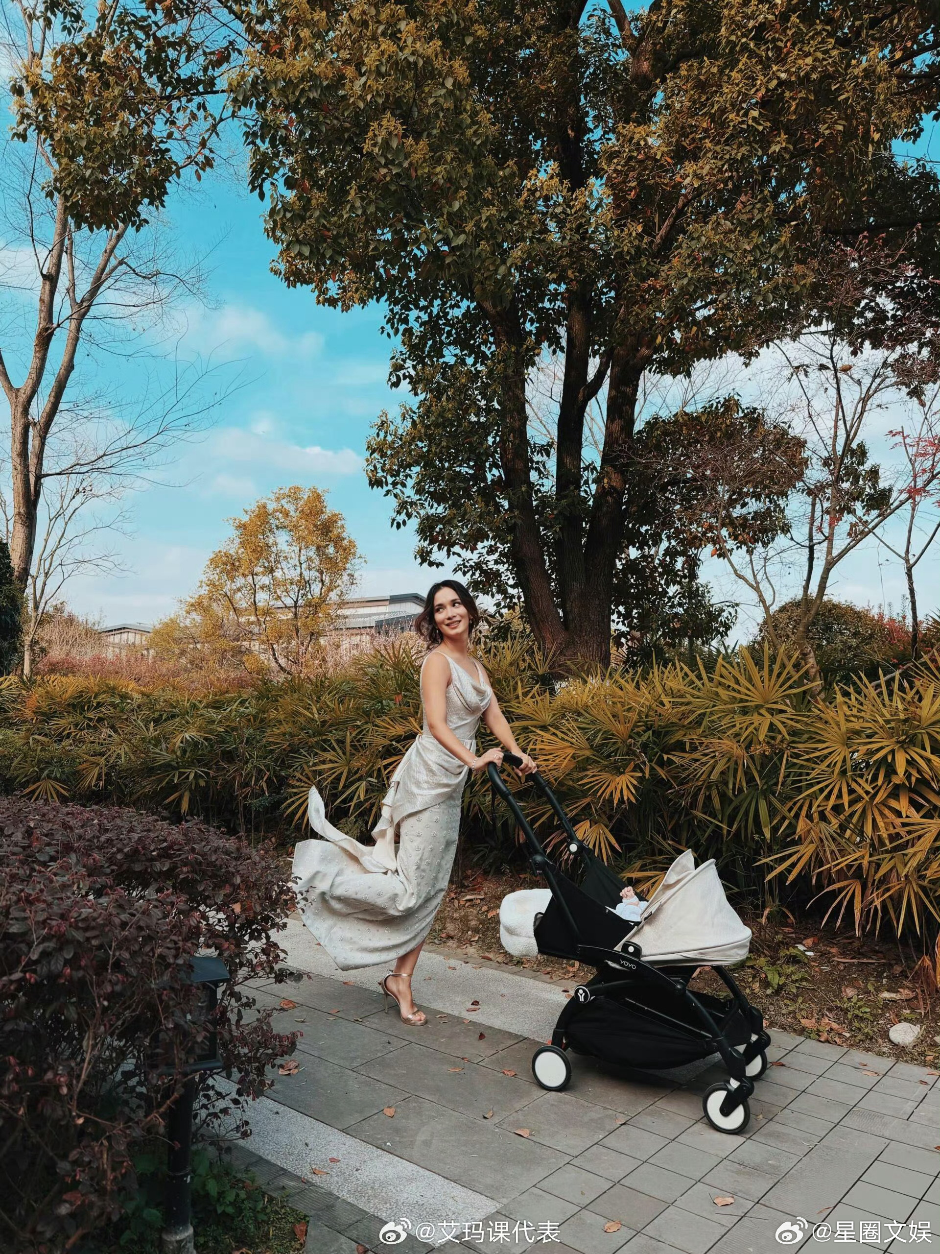 卢靖姗穿礼服高跟鞋溜娃卢靖姗晒溜娃照卢靖姗穿礼服高跟鞋溜娃 