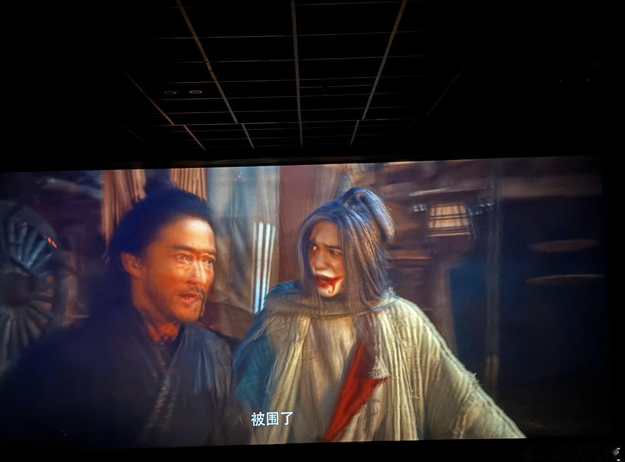 支持于适
看《镖人·风起大漠》于适镖人灰白长发 
于适的镜头就开始拍拍拍
过年一