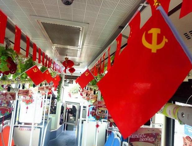 生活场景中，我们现在时常可以看到私家车，车里飘扬着红色的党旗与国旗，特殊的景观引