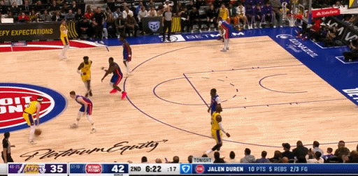 里夫斯2+1打停比赛，今天注定艰难，球员带伤出战。湖人vs活塞