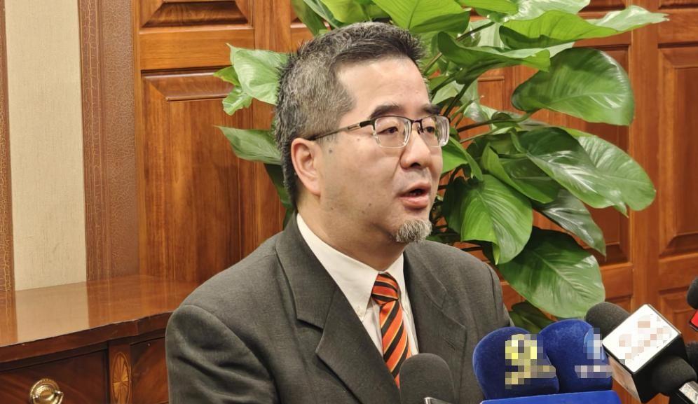 欧：大哥，听说咱们最近关系要回暖？我都准备好通稿了，这机会难得啊。
中：回暖？那