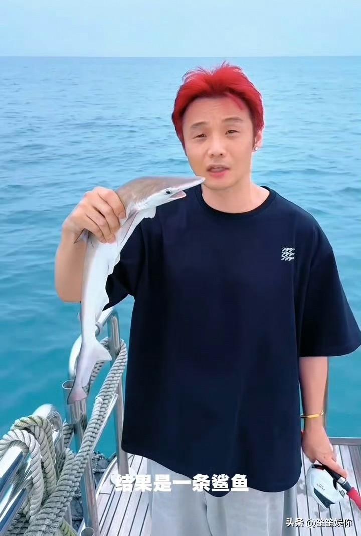 太懂李荣浩的绝望了。《李白》是他刻进骨子里的代表作，从词曲到编曲都是心血，本是洒