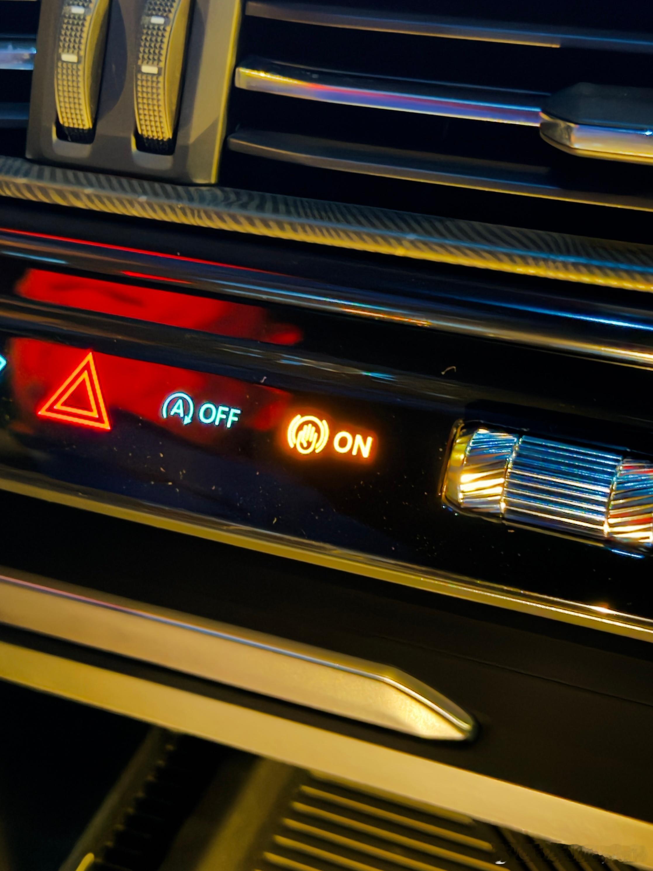 同志们，看到中间这个小手的标志了吗？知道是啥功能吗？小编说这是手势控制