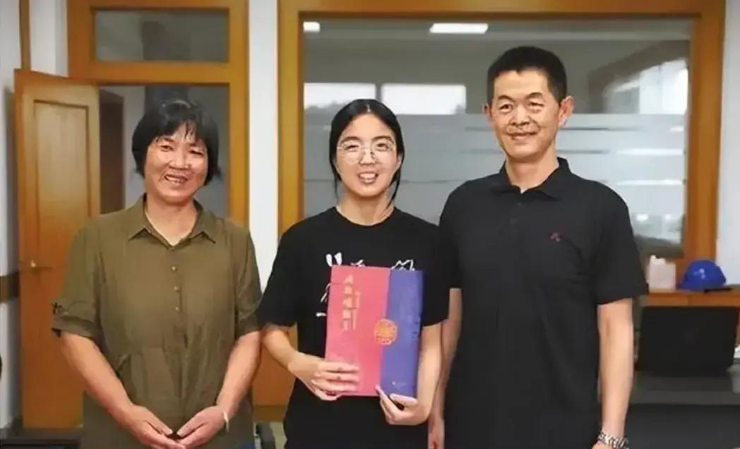 浙江女孩被匿名资助4年，今年保研复旦，她决定找到恩人当面致谢，结果见面她在那一瞬