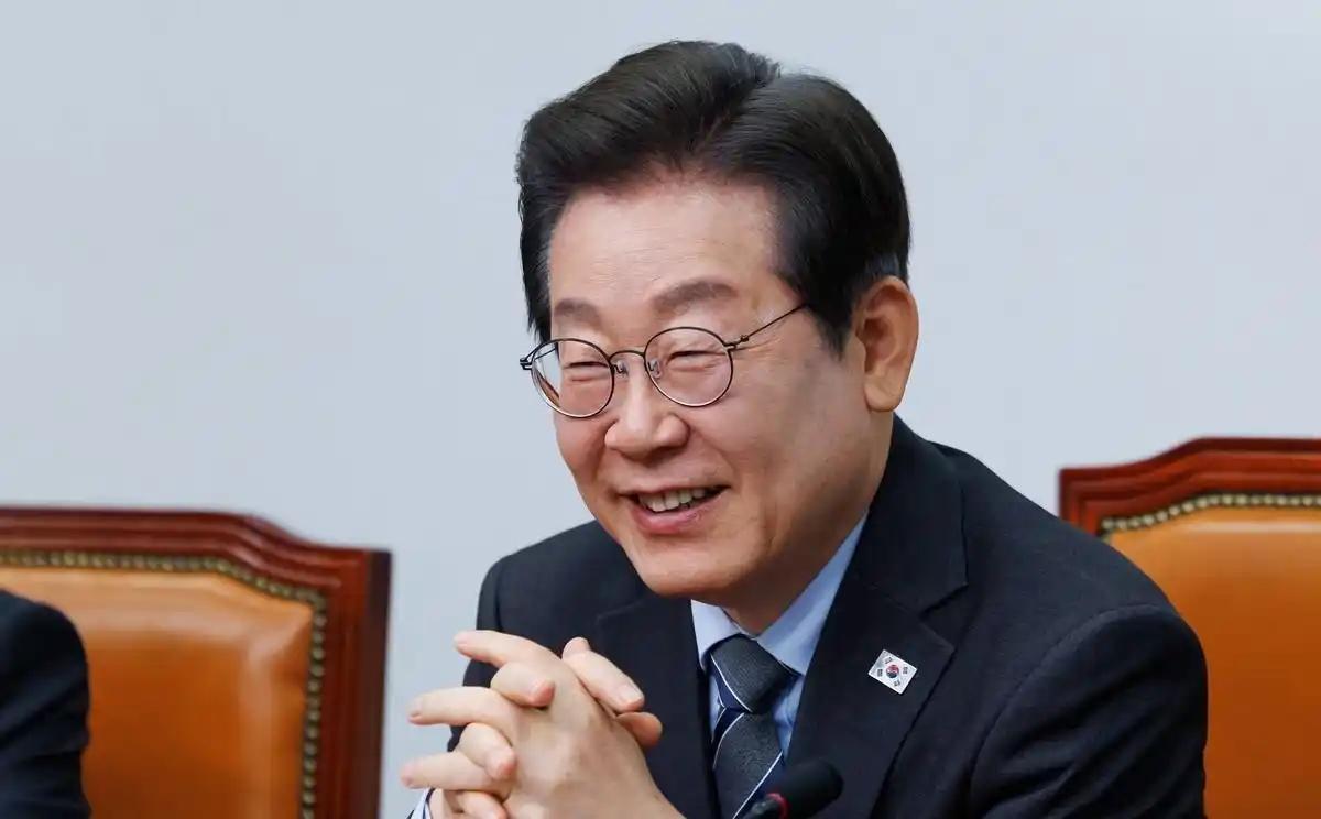 别看韩国总统李在明经常笑嘻嘻的，他其实是一个“狠人”！因为就在这几天，李在明不声