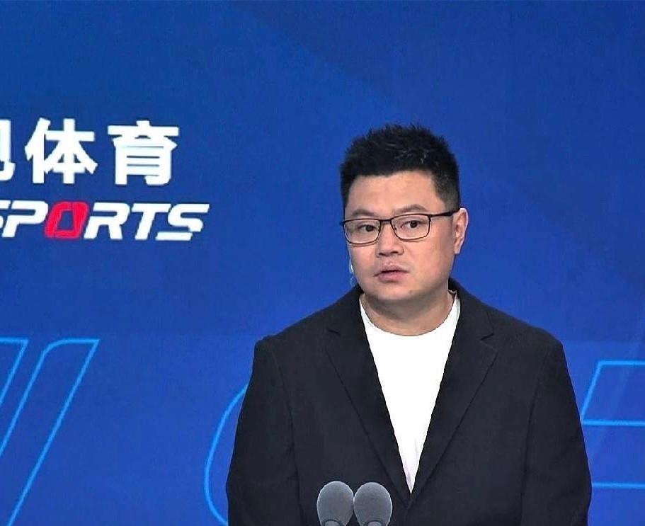 林诗栋丢了两分，侯英超当场开炮，热搜炸了。
国乒连夜发通知：谁也不能乱说话。
教