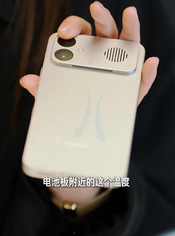 REDMI K90 Max 的风扇出风口在 Deco 的下方，废风还能作为二次降