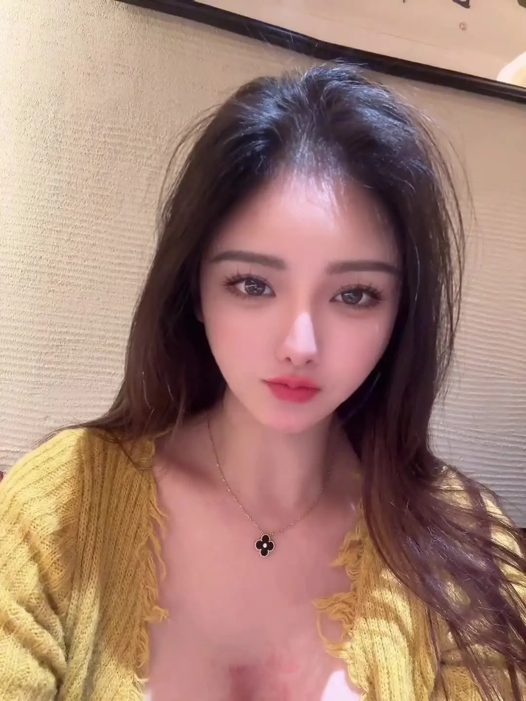 你以为对方和你暧昧不清时进时退其实只是对方的小弟忽硬忽软罢了