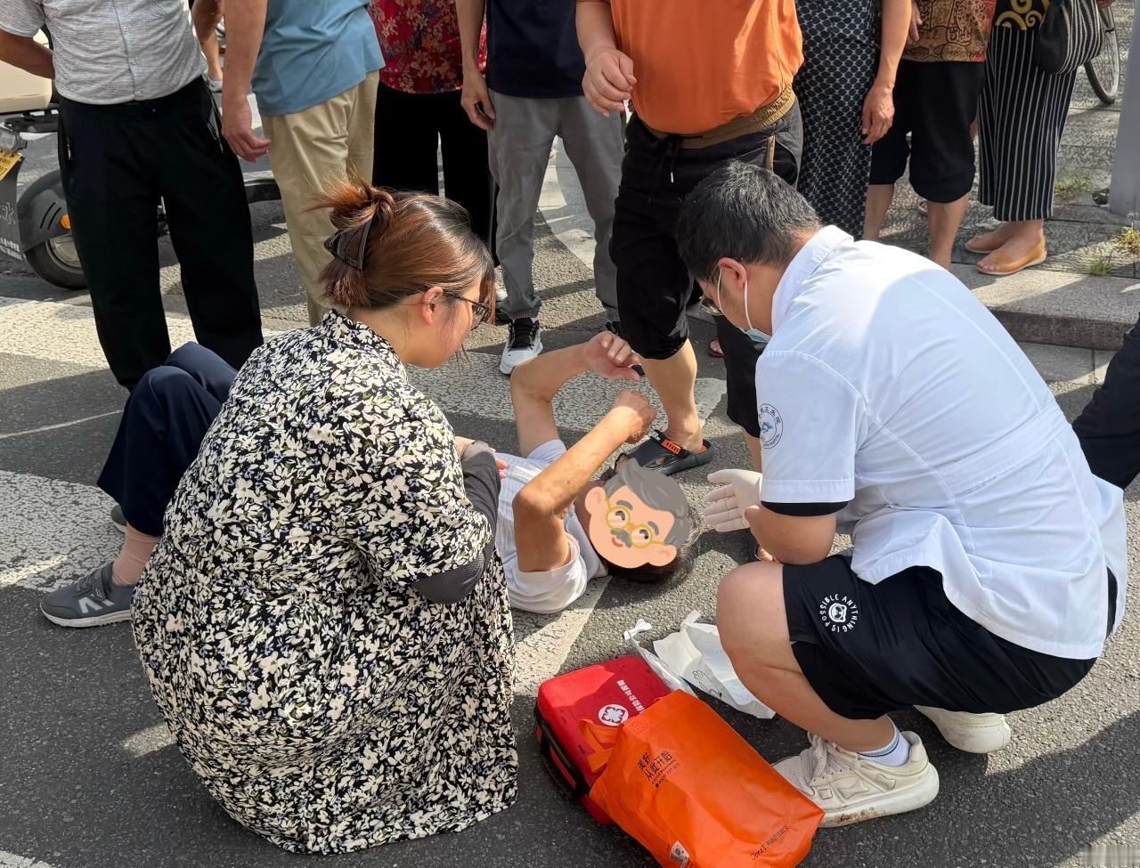 【海曙两名基层医师街头上演生命救援】近日，章水镇菜场附近发生一起交通事故，一名村