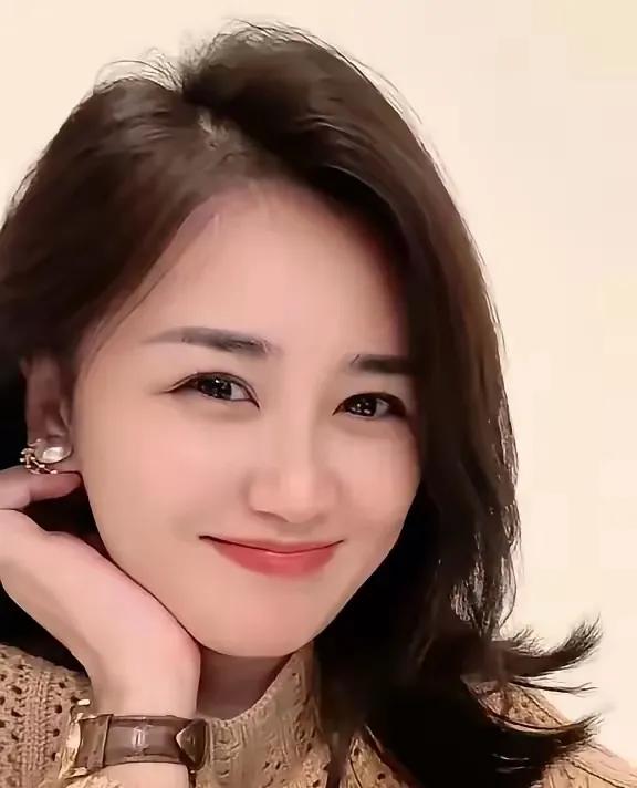 歌词：冲动的惩罚
文/无冕诗人

主歌：
那夜灯光有些昏黄
心跳快得失去主张
酒