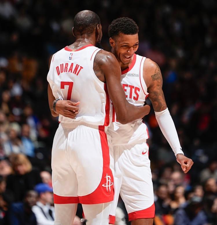 杜兰特谈小贾：“这家伙正在取得飞跃。他的一些动作让我觉得，‘我们需要更多地让他单