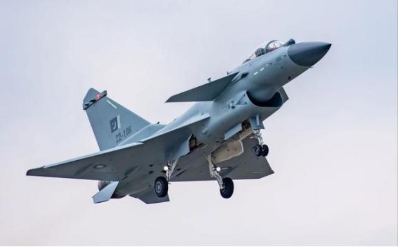 为什么巴基斯坦明明拥有75架美F-16战机却不用？而是让歼-10C出尽风头？这是